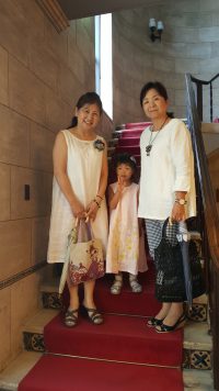 左：ドローンワーク刺繍ノースリワンピース 右：日本製白リネンAラインノースリワンピース